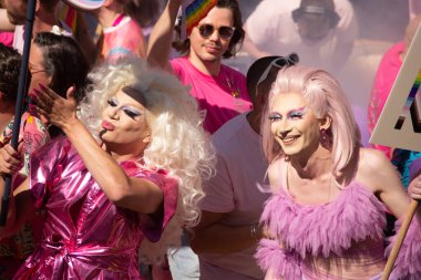 03 Haziran 2023 Utrecht, Hollanda, Drag queens, LBTQIA + şiddetini protesto eden Utrecht Gurur bot geçit törenini yönetti (Çoklu değerler)