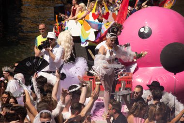 03 Haziran 2023 Utrecht, Hollanda, Drag queens, LBTQIA + şiddetini protesto eden Utrecht Gurur bot geçit törenini yönetti (Çoklu değerler)