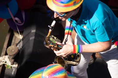 03 Haziran 2023 Utrecht, Hollanda, Drag queens, LBTQIA + şiddetini protesto eden Utrecht Gurur bot geçit törenini yönetti (Çoklu değerler)