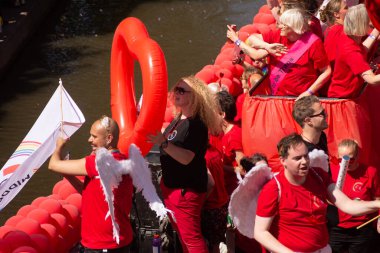 03 Haziran 2023 Utrecht, Hollanda, Drag queens, LBTQIA + şiddetini protesto eden Utrecht Gurur bot geçit törenini yönetti (Çoklu değerler)
