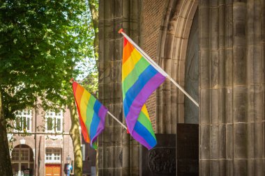 03 Haziran 2023, Utrecht, Hollanda, St. Martin Katedrali, Utrecht, veya Dom Church, LGBTQ + bayraklı Saint Martin of Tours 'a adanmış bir Gotik kilisedir.