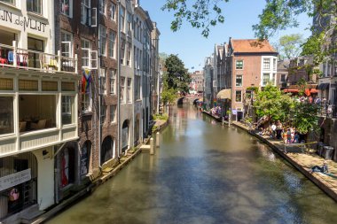 Utrecht merkez kanalı, evler ve windolar, Hollanda