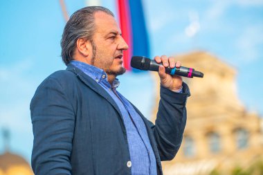 9 Haziran 2023 Belgrad, Sırbistan, aktör Milan Mariç, Sırbistan 'da şiddete karşı düzenlenen bir dizi protestoda göstericilere seslendi