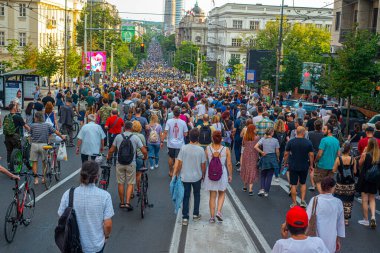 01 Temmuz 2023, Belgrad, Sırbistan, Belgrad okulunda ve Belgrad yakınlarındaki Mladenovac kentinde toplu katliamın yol açtığı şiddete karşı protesto
