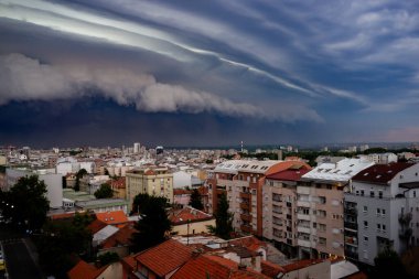Belgrad 'ın çatılarında fırtına bulutları