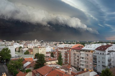 Belgrad 'ın çatılarında fırtına bulutları