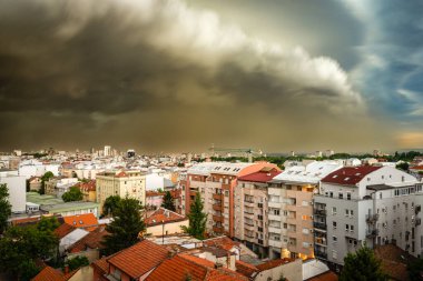 Belgrad 'ın çatılarında fırtına bulutları