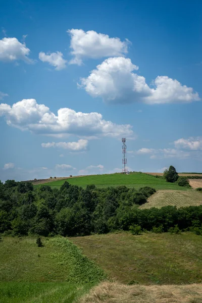 Arkadaki antenli, mavi gökyüzü ve bulutlu Idyllic manzarası, Sırbistan