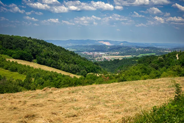 Idyllisk Landskap Med Blå Himmel Skyer Bakgrunnen Med Serbia – stockfoto