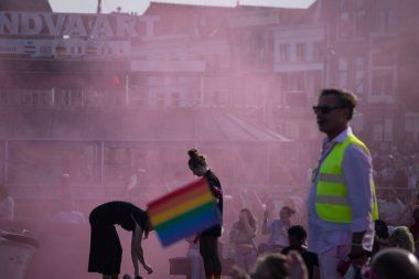2 Eylül 2023, Leiden, Hollanda Leiden, Leiden Kanallarında renkli bir geçit töreni teknesi ile Birinci Gurur 