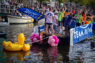 2 Eylül 2023, Leiden, Hollanda Leiden, Leiden Kanallarında renkli bir geçit töreni teknesi ile Birinci Gurur 