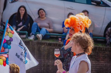 2 Eylül 2023, Leiden, Hollanda Leiden, Leiden Kanallarında renkli bir geçit töreni teknesi ile Birinci Gurur 