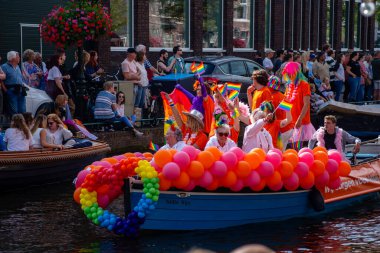 2 Eylül 2023, Leiden, Hollanda Leiden, Leiden Kanallarında renkli bir geçit töreni teknesi ile Birinci Gurur