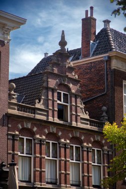 04 Eylül 2023, Leiden, Hollanda, Geleneksel Hollanda binaları ve Leiden 'ın güzel kanalları etrafındaki sokak manzarası
