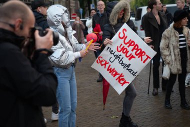 19 Ekim 2023 Perşembe, Amsterdam, Hollanda, Red Lightdistrict Sex işçileri, seks işçilerinin Amsterdam 'ın Noord ve Zuid bölgelerine pencere yerleştirme önerisini protesto etmek için yürüdüler..