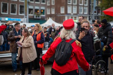 19 Ekim 2023 Perşembe, Amsterdam, Hollanda, Red Lightdistrict Sex işçileri, seks işçilerinin Amsterdam 'ın Noord ve Zuid bölgelerine pencere yerleştirme önerisini protesto etmek için yürüdüler..