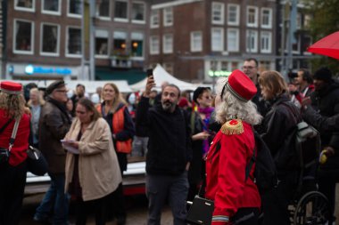 19 Ekim 2023 Perşembe, Amsterdam, Hollanda, Red Lightdistrict Sex işçileri, seks işçilerinin Amsterdam 'ın Noord ve Zuid bölgelerine pencere yerleştirme önerisini protesto etmek için yürüdüler..