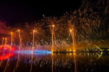 15 Şubat 2024, Belgrad, Sırbistan, Bağımsızlık Günü kutlamaları, havai fişekler, insansız hava araçları ve aydınlatma efektleri 