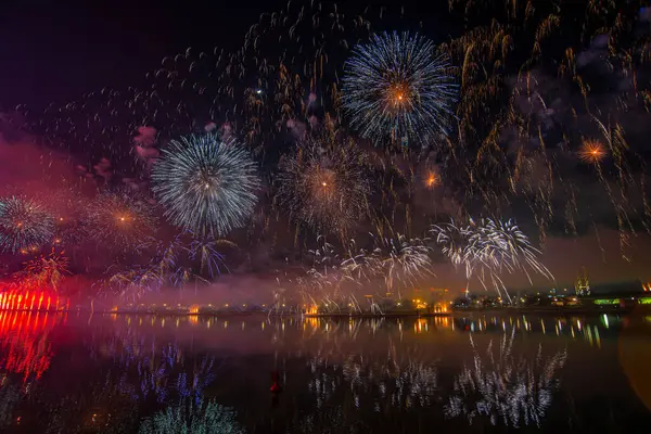 15 Şubat 2024, Belgrad, Sırbistan, Bağımsızlık Günü kutlamaları, havai fişekler, insansız hava araçları ve aydınlatma efektleri 