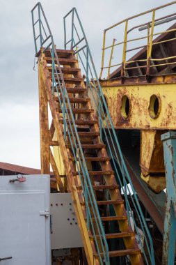 Rıhtım tamir atölyesinde eski nehir gemileri paslanıyor