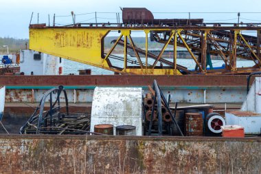 Rıhtım tamir atölyesinde eski nehir gemileri paslanıyor