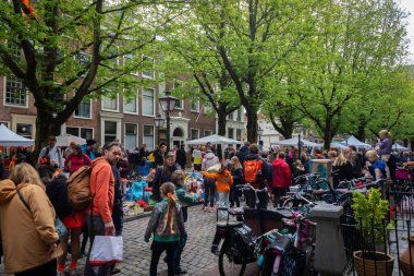 27 Nisan 2024, Leiden, Hollanda, Krallar Günü boyunca şehrin merkezinde yoğun bir gün. İnsanlar bir şeyler satın alıyor. Çocuklara oyuncak ve kek alıyor..