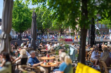 12 Mayıs 2024, Leiden, Hollanda, Geleneksel Leiden maratonu şehrin merkezi bölgesinde güneşli bir günde çok sayıda katılımcı ve izleyici çekti.