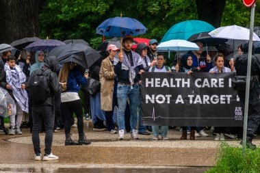 28 Mayıs 2024, Lahey, Hollanda, Halk, Filistin 'in özgür kalmasını ve yağışlı bir günde Tweede Kamer, Devlet Temsilciler Meclisi' nin karşısında Gazze 'deki savaşı protesto etti.