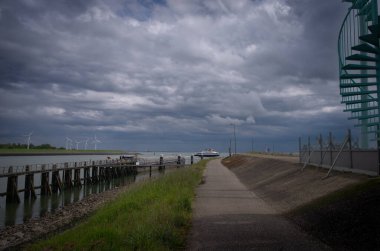 Bulutlu gökyüzünün altındaki Vlissingen limanı, Zeeland, Hollanda