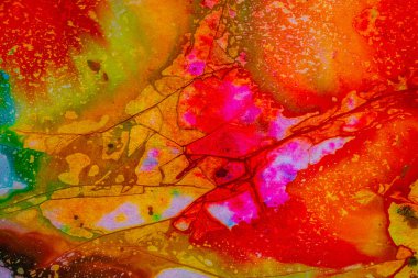 Beyaz arkaplanda, soyut şekildeki renkli sıçramaların resmi