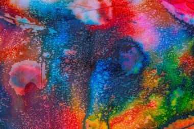 Beyaz arkaplanda, soyut şekildeki renkli sıçramaların resmi