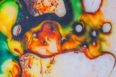 Beyaz arkaplanda, soyut şekildeki renkli sıçramaların resmi