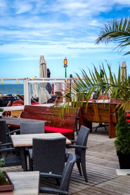 08.07.2024 Scheveningen plajı, Lahey, Hollanda, güneşli bir günde restoranlar