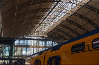 15.07.2024, Amsterdam, Hollanda, Merkez İstasyonu 'ndaki Sarı Tren
