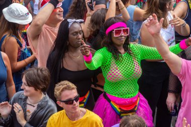 3 Ağustos 2024: LGBT örgütleri, bankalar, hükümet kurumları, siyasi partiler, bakanlıklar ve şirketler tarafından desteklenen katılımcılarla Amsterdam, Hollanda, Queer ve Pride Parade