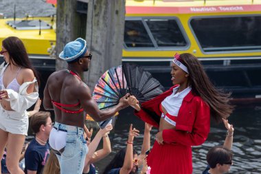 3 Ağustos 2024: LGBT örgütleri, bankalar, hükümet kurumları, siyasi partiler, bakanlıklar ve şirketler tarafından desteklenen katılımcılarla Amsterdam, Hollanda, Queer ve Pride Parade