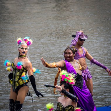 3 Ağustos 2024: LGBT örgütleri, bankalar, hükümet kurumları, siyasi partiler, bakanlıklar ve şirketler tarafından desteklenen katılımcılarla Amsterdam, Hollanda, Queer ve Pride Parade