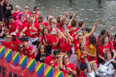 3 Ağustos 2024: LGBT örgütleri, bankalar, hükümet kurumları, siyasi partiler, bakanlıklar ve şirketler tarafından desteklenen katılımcılarla Amsterdam, Hollanda, Queer ve Pride Parade