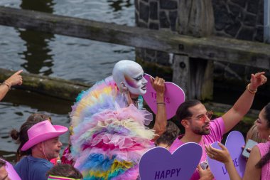 3 Ağustos 2024: LGBT örgütleri, bankalar, hükümet kurumları, siyasi partiler, bakanlıklar ve şirketler tarafından desteklenen katılımcılarla Amsterdam, Hollanda, Queer ve Pride Parade