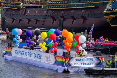 3 Ağustos 2024: LGBT örgütleri, bankalar, hükümet kurumları, siyasi partiler, bakanlıklar ve şirketler tarafından desteklenen katılımcılarla Amsterdam, Hollanda, Queer ve Pride Parade