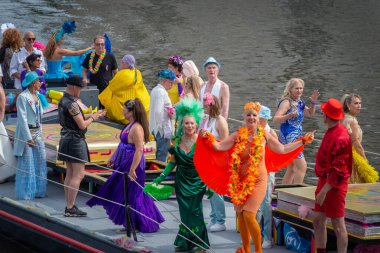 3 Ağustos 2024: LGBT örgütleri, bankalar, hükümet kurumları, siyasi partiler, bakanlıklar ve şirketler tarafından desteklenen katılımcılarla Amsterdam, Hollanda, Queer ve Pride Parade