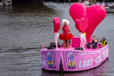 3 Ağustos 2024: LGBT örgütleri, bankalar, hükümet kurumları, siyasi partiler, bakanlıklar ve şirketler tarafından desteklenen katılımcılarla Amsterdam, Hollanda, Queer ve Pride Parade