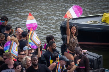 3 Ağustos 2024: LGBT örgütleri, bankalar, hükümet kurumları, siyasi partiler, bakanlıklar ve şirketler tarafından desteklenen katılımcılarla Amsterdam, Hollanda, Queer ve Pride Parade