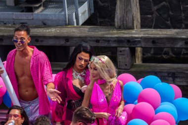 3 Ağustos 2024: LGBT örgütleri, bankalar, hükümet kurumları, siyasi partiler, bakanlıklar ve şirketler tarafından desteklenen katılımcılarla Amsterdam, Hollanda, Queer ve Pride Parade