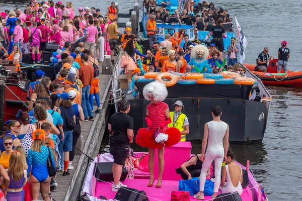 3 Ağustos 2024: LGBT örgütleri, bankalar, hükümet kurumları, siyasi partiler, bakanlıklar ve şirketler tarafından desteklenen katılımcılarla Amsterdam, Hollanda, Queer ve Pride Parade