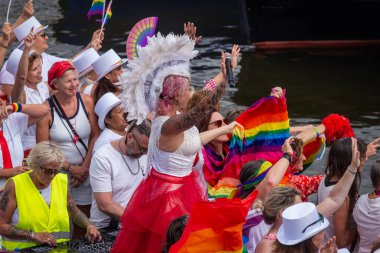 3 Ağustos 2024: LGBT örgütleri, bankalar, hükümet kurumları, siyasi partiler, bakanlıklar ve şirketler tarafından desteklenen katılımcılarla Amsterdam, Hollanda, Queer ve Pride Parade