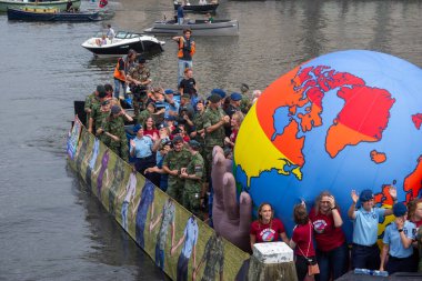3 Ağustos 2024: LGBT örgütleri, bankalar, hükümet kurumları, siyasi partiler, bakanlıklar ve şirketler tarafından desteklenen katılımcılarla Amsterdam, Hollanda, Queer ve Pride Parade