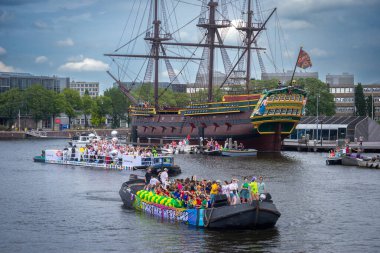 3 Ağustos 2024: LGBT örgütleri, bankalar, hükümet kurumları, siyasi partiler, bakanlıklar ve şirketler tarafından desteklenen katılımcılarla Amsterdam, Hollanda, Queer ve Pride Parade
