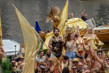 3 Ağustos 2024: Amsterdam, Hollanda, Amsterdam 'daki Canal Queer and Pride Parade' e katılanlar. Etkinlik LGBT örgütleri, bankalar, hükümet kurumları, siyasi partiler, bakanlıklar ve şirketler tarafından desteklendi