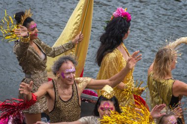 3 Ağustos 2024: Amsterdam, Hollanda, Amsterdam 'daki Canal Queer and Pride Parade' e katılanlar. Etkinlik LGBT örgütleri, bankalar, hükümet kurumları, siyasi partiler, bakanlıklar ve şirketler tarafından desteklendi